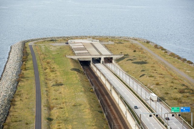 oresund-bridge-tunnel-connects-denmark-and-sweden-4