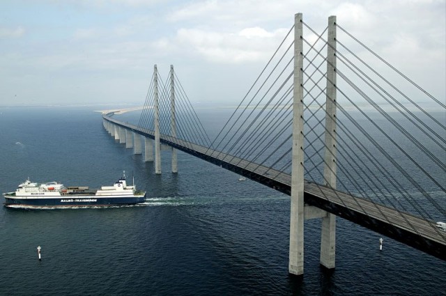 oresund-bridge-tunnel-connects-denmark-and-sweden-8