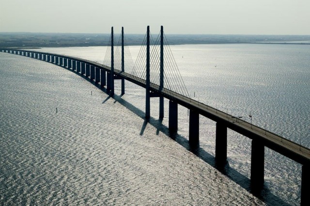 oresund-bridge-tunnel-connects-denmark-and-sweden-9