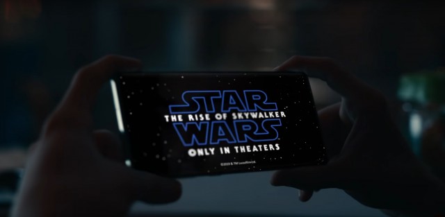 samsung_joins_forces_with_star_warstm_for_holiday_collaboration_film