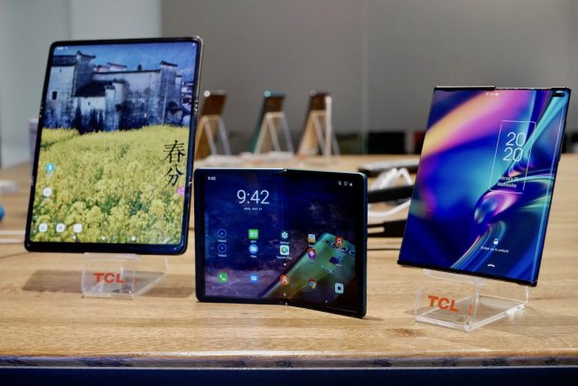 tcl-rollable-trifold-hands-on-1-640x427.